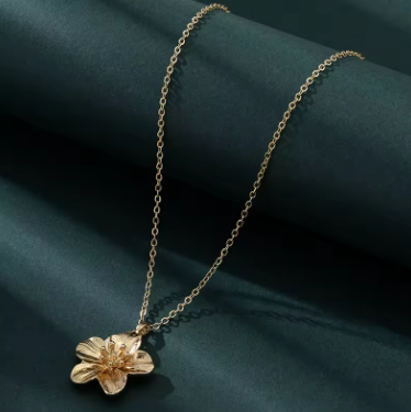Women's Metal Flower Pendant Necklace – Elegant Clavicle Chain