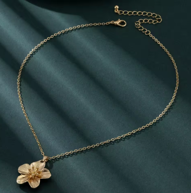 Women's Metal Flower Pendant Necklace – Elegant Clavicle Chain