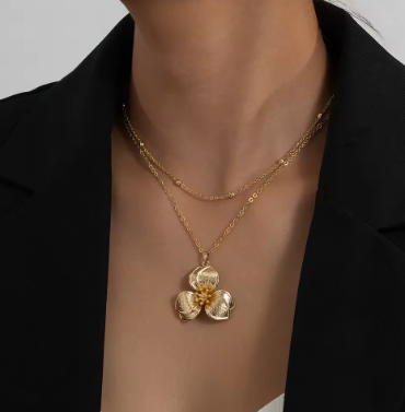 Women's Metal Flower Pendant Necklace – Elegant Clavicle Chain